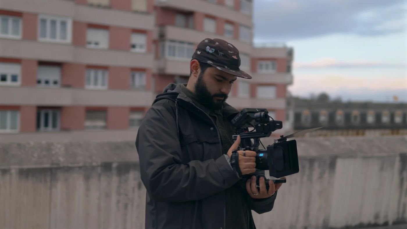 Alejandro Noval grabando con una cámara de cine en exteriores