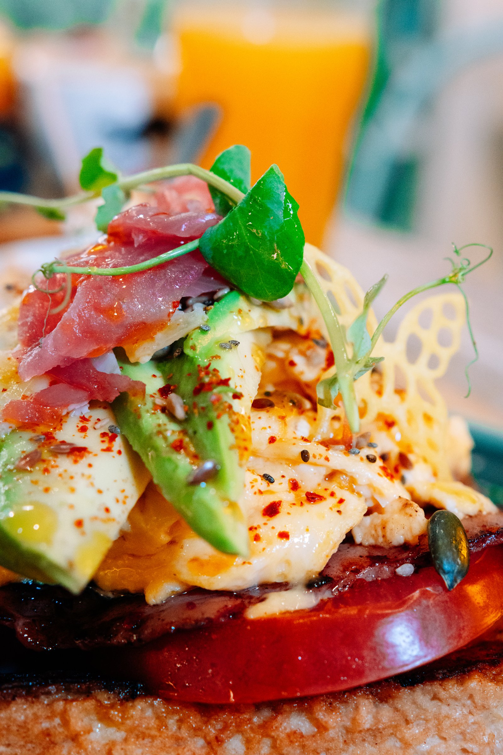 Tosta de brunch con ingredientes frescos en Que Me Das