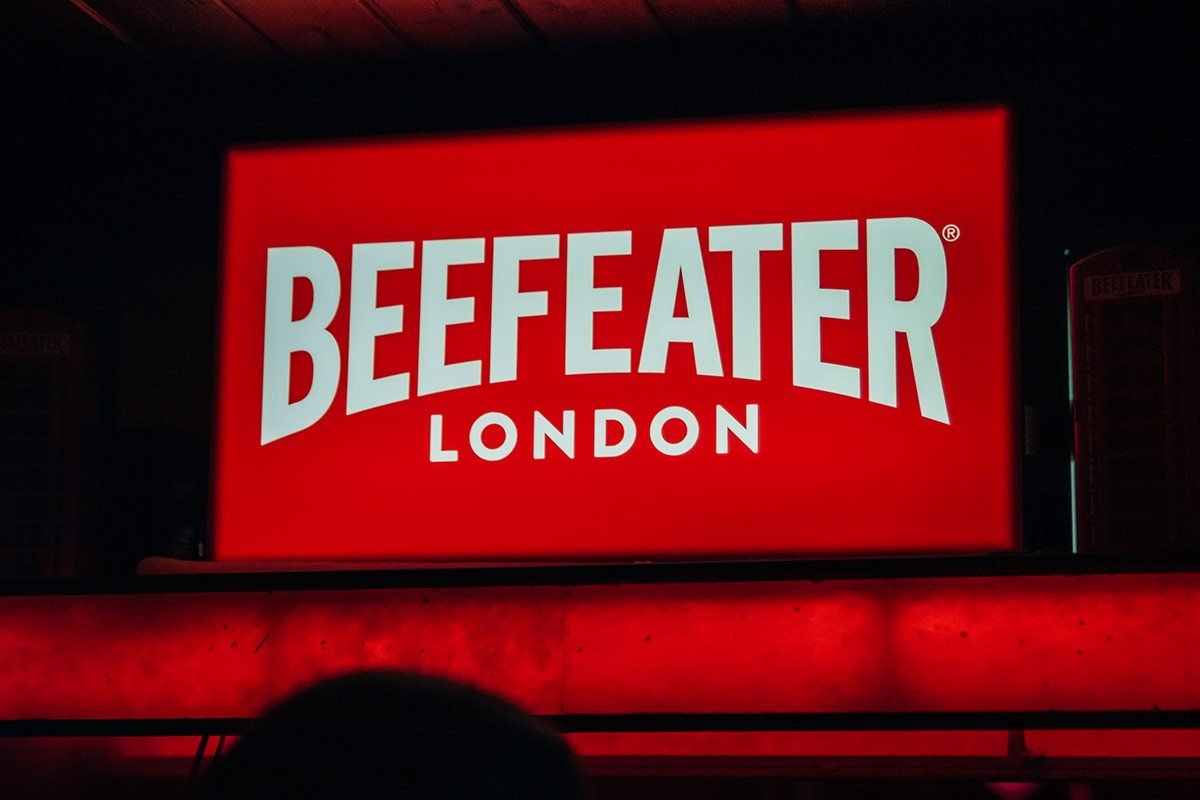 Letrero luminoso rojo de Beefeater London.