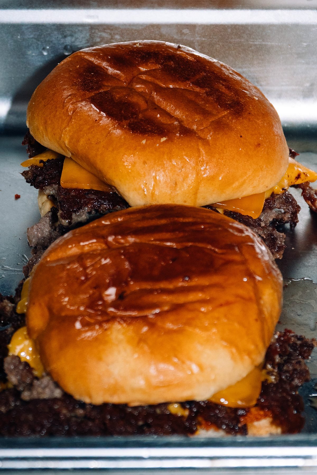 Mr Kong: dos hamburguesas con queso fundido en una bandeja